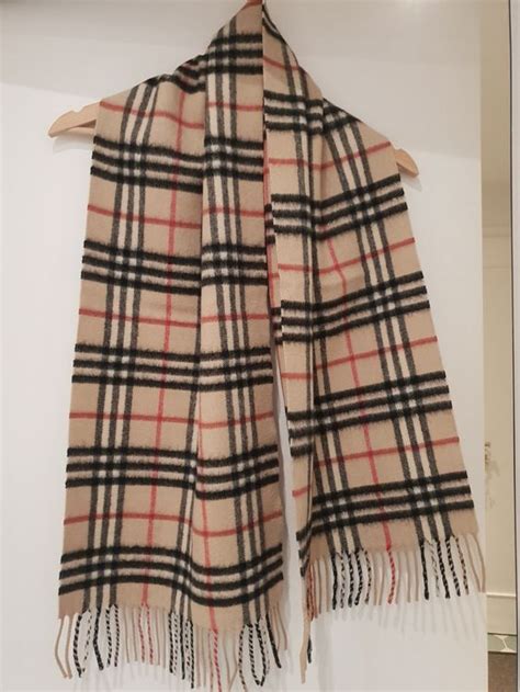 schwarze und weiße burberry london herbst schal original|Der Burberry.